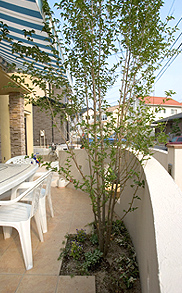 お庭の施工例　レトロな洋風のラスティックモダン