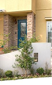 お庭の施工例　レトロな洋風のラスティックモダン