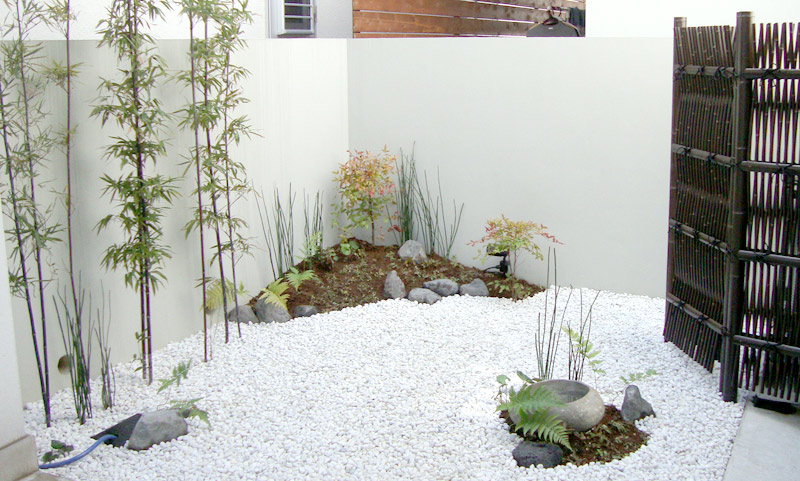 和モダン　白砂利を敷き、竹と小物で個性を演出したお庭